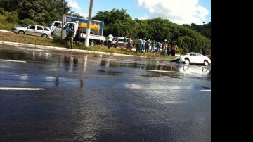 Imagem Carro cai em buraco na Avenida Paralela