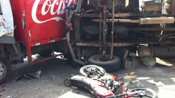 Imagem Motociclista fica ferido após colidir com carreta e caminhão da Coca-Cola