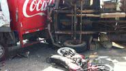 Imagem Motociclista fica ferido após colidir com carreta e caminhão da Coca-Cola