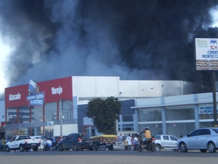 Imagem Comércio São Jorge  pega fogo em Feira de Santana