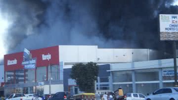 Imagem Comércio São Jorge  pega fogo em Feira de Santana
