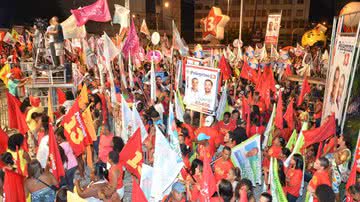 Imagem Petistas fazem da chegada de Lula um carnaval 