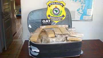 Imagem Mulher é presa com 42kg de maconha na br 116
