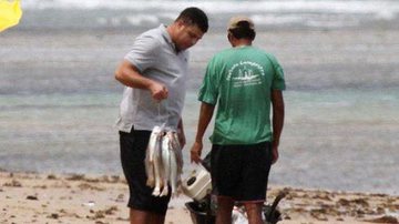 Imagem Ronaldo faz compras no litoral baiano