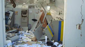 Imagem Assaltantes explodem banco