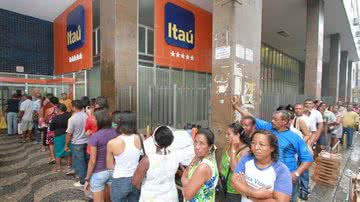 Imagem Agências reabrem com filas em todo estado
