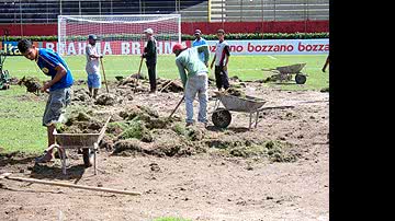 Imagem Após reforma, Rildo critica gramado do Barradão
