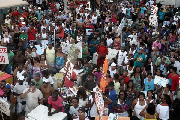 Imagem Arrastão da Paz reúne multidão ao som da banda A Bronkka