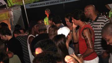Imagem Victor Ramos dá uma de estrela no ensaio dos Filhos de Jorge