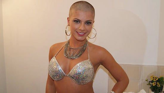 Imagem Depois de raspar a cabeça, Panicat Babi fecha com a 'Playboy'