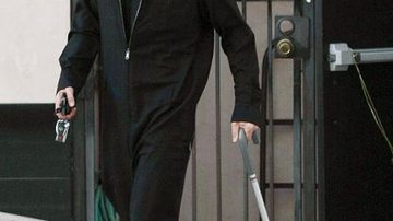 Imagem Brad Pitt é visto usando bengala para caminhar
