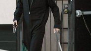 Imagem Brad Pitt é visto usando bengala para caminhar