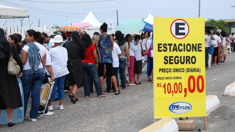 Imagem Multidão lota Parque de Exposição para cerimônia de beatificação