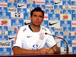 Imagem Em brincadeira, jogador do Corinthians atira em colega