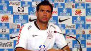 Imagem Em brincadeira, jogador do Corinthians atira em colega