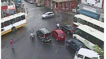 Imagem  Carro roda na pista e colide com poste na Lucaia