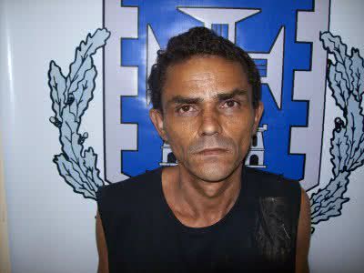 Imagem  Pai arremessa filha contra parede