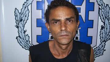 Imagem  Pai arremessa filha contra parede