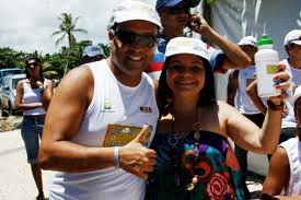 Imagem "Passando o rodo nas praias"