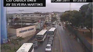 Imagem  Carro colide com ônibus na Avenida ACM