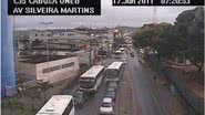 Imagem  Carro colide com ônibus na Avenida ACM