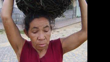 Imagem Mulher se alimenta de cobras e ratos