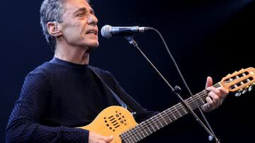 Imagem Chico Buarque retorna aos palcos e esquece letra de música