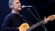 Imagem Chico Buarque retorna aos palcos e esquece letra de música