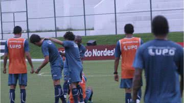 Imagem Ex-jogadores da dupla BaVi trocam socos em treino do ABC