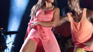 Imagem Com vestido fendado, Ivete faz show no Garujá