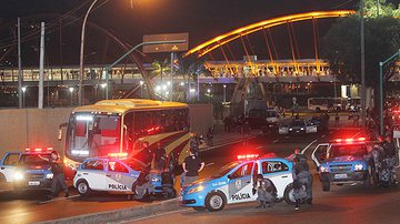 Imagem PMs são indiciados por atirar contra ônibus