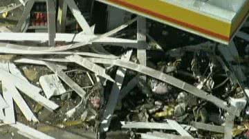 Imagem Carro explode em posto de gasolina no RJ