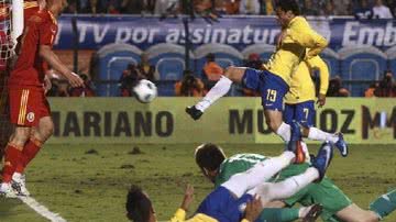 Imagem Na despedida do fenômeno, Brasil vence com dificuldades a Romênia