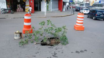 Imagem  Pista cede e carro cai em buraco na Cidade Baixa