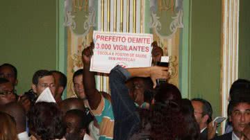 Imagem Professores furam o bloqueio e entram na Câmara