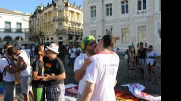 Imagem Leo Kret, Paulete Furacão e Luiz Mott trocam beijos na Praça Municipal