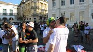Imagem Leo Kret, Paulete Furacão e Luiz Mott trocam beijos na Praça Municipal