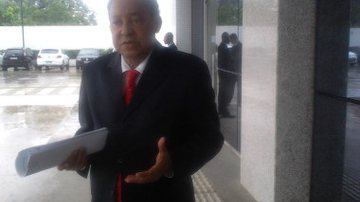 Imagem Vereador entrega documentos ao MPF