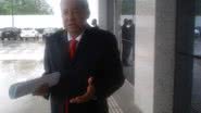 Imagem Vereador entrega documentos ao MPF