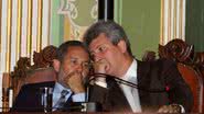 Imagem Vereador recebe presente durante sessão tumultuada