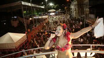 Imagem Viviane Tripodi esbanja sensualidade na avenida