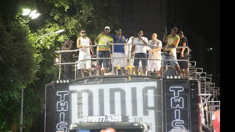 Imagem Foliões se rendem ao samba do Fora da Mídia