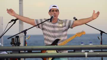 Imagem Durval abre desfile com o sucesso Vuco-Vuco