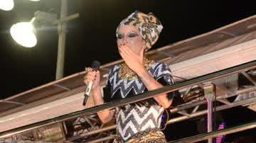 Imagem Luiz Mott sai em defesa de Claudia Leitte
