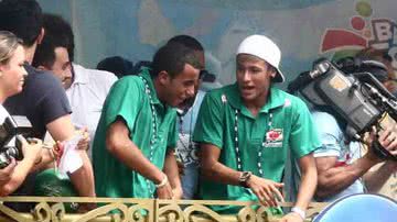 Imagem Neymar e Lucas curtem carnaval na Avenida
