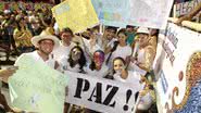 Imagem Foliões pedem paz e esbanjam alegria