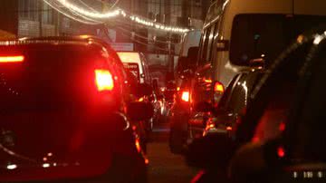 Imagem Foliões enfrentam um longo congestionamento para curtir o carnaval
