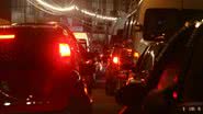 Imagem Foliões enfrentam um longo congestionamento para curtir o carnaval