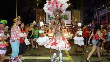 Imagem Carlinhos Brown agita a multidão com seu Camarote