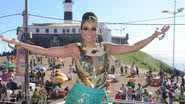 Imagem Aline Rosa distribui beleza no Farol